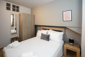 A bed or beds in a room at ΟNIRO Comfort Living Még 22 kép