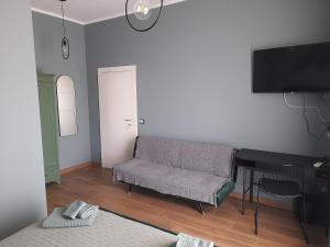 a living room with a couch and a piano at Casa vacanze G&G in Naples