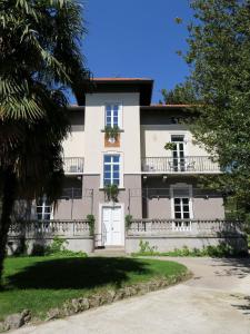 una grande casa bianca con portico di Villa Crochat a Como