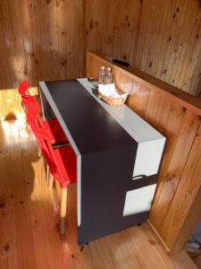 una mesa negra con una silla roja en una habitación en Cabaña para dos personas en Punta de Lobos PUERTO LA MAR, en Pichilemu