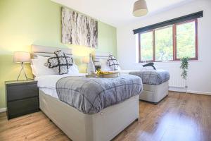 Rúm í herbergi á Valens House - 7 minutes drive to City Centre - Free Parking, Fast Wifi, Smart TV with SkyTV and Netflix by Yoko Property