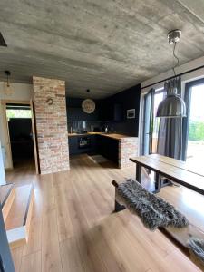 a living room with a table and a kitchen at Beskidzki Reset in Budzów
