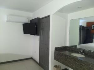 Μια τηλεόραση ή/και κέντρο ψυχαγωγίας στο Hotel El Rancho +8 φωτογραφίες