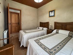 a room with three beds in a room at Casa La Colmena Ávila in Avila