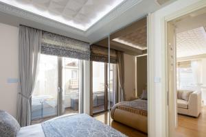 Postel nebo postele na pokoji v ubytování Ma President Suite, DeMaNi President Suites + 37 fotografií