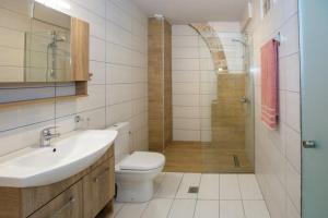 A bathroom at ΟNIRO Comfort Living