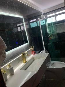 Ένα μπάνιο στο APARTAMENTO ENCANTADOR NA BEIRA-MAR DE MACEIÓ