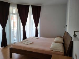 Cama ou camas em um quarto em Apartmani Vila Milaris