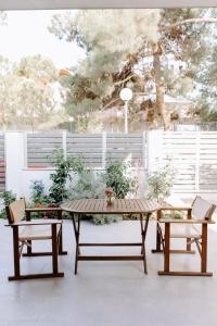 un tavolo con due sedie e un tavolo con fiori di Pine trees 55 ad Atene