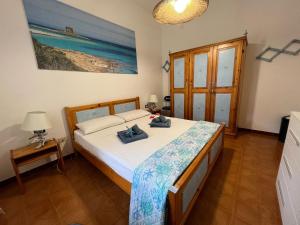 a bedroom with a bed and a painting on the wall at Casa Betta in Stintino