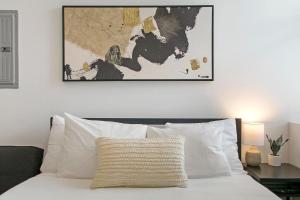 Una cama o camas en una habitación de Simple Studio Apt with In-unit Laundry - Wilson 403