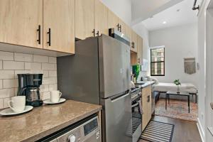 Una cocina o cocineta en Simple Studio Apt with In-unit Laundry - Wilson 403