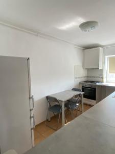 uma cozinha com mesa e cadeiras num quarto em Sunrise Apartment em Constança