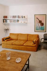 un soggiorno con divano marrone e tavolo di Pine trees 55 ad Atene