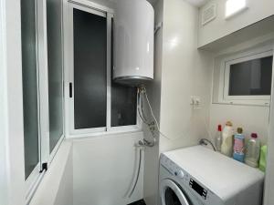 een wasruimte met een wasmachine en een raam bij CASTELLON DELUXE in Castellón de la Plana +47 foto's