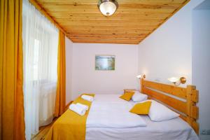 Postel nebo postele na pokoji v ubytování Alpenhaus Kazbegi Hotel & Restaurant + 37 fotografií
