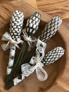 a group of corn on the cob in a wooden bowl at Chambre privée Luz in Luz-Saint-Sauveur