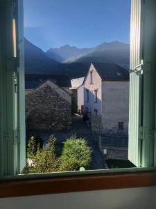 呂聖索弗的住宿－Chambre privée Luz，从一个小村庄的窗户上可欣赏到风景