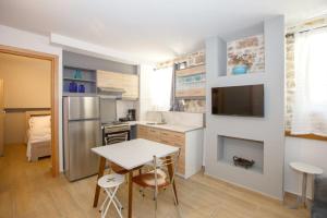A kitchen or kitchenette at ΟNIRO Comfort Living