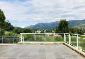 PoggiにあるBel appartement dans villa à la campagne proche d’Ajaccioの山々の景色を望むバルコニー