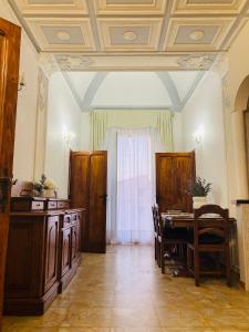 uma sala de jantar com uma mesa e uma sala com um tecto em La Loggia di Ischia em Ischia di Castro