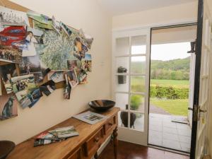 een kamer met een bureau en een raam met uitzicht bij Peel Place Noddle in Eskdale