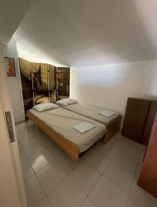 1 dormitorio con 1 cama grande en una habitación en Apartment in Neos Marmaras, GR, en Neos Marmaras
