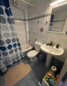 y baño con aseo, lavabo y bañera. en Apartment in Neos Marmaras, GR, en Neos Marmaras