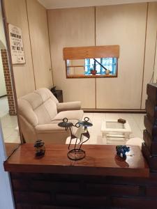 ein Wohnzimmer mit einem Sofa und einem Tisch in der Unterkunft Casa céntrica premium in San Pedro