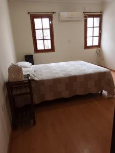 um quarto com uma cama e duas janelas em Casa céntrica premium em San Pedro