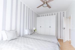 Łóżko lub łóżka w pokoju w obiekcie LIKE LAKES Ukiel Park 20 - Luxury Apartament 65m 2 bedrooms