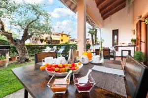 a bowl of fruit on a wooden table on a patio at Villa Milli B&B in Rovinj