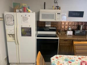 A kitchen or kitchenette at Stepping Inn