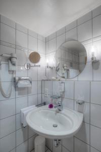 A bathroom at Paulin Hotel Trier