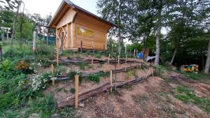 una casa en el árbol en medio de un jardín en Natural Cottage Glamping Eco-Tiny House, en Škocjan