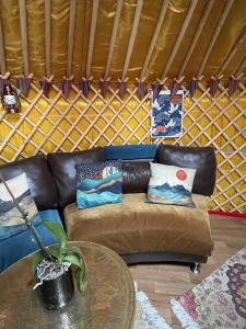 Ein Sitzbereich in der Unterkunft Afton Milis Yurt Glamping