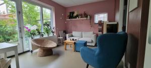 Posezení v ubytování Lovely 1 bedroom apartment with garden