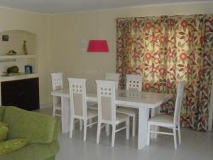 カルヴォエイロにあるVila Nova- by Portugalferiasのキッチン(白いダイニングルームテーブル、椅子付)