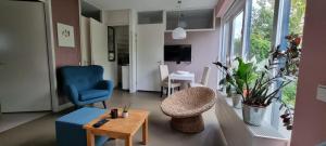 TV a/nebo společenská místnost v ubytování Lovely 1 bedroom apartment with garden