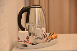 affeepot and cups on a tray on a table at Bella Superior Studio in Kruševac