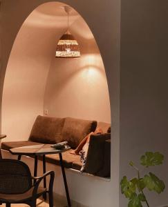 ein Wohnzimmer mit einem Sofa und einem Tisch in der Unterkunft Hostel Hasta La Vista in Sarandë