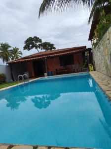ein Swimmingpool vor einem Haus in der Unterkunft CASA DE PRAIA IPIOCA BEACH É A SUA MELHOR ESCOLHA EM MACEIÓ-Al in Maceió