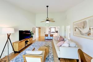sala de estar con sofá blanco y TV en Palm Desert Resorter 42-04 Permit# STR2023-0238, en Palm Desert
