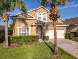 una casa con dos palmeras delante de ella en Scuttle Vacation Pool Home Wspa, en Orlando