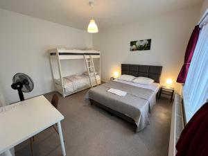 een slaapkamer met een bed en een stapelbed bij Ganha holiday house in Antwerpen