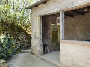 einen Eingang zu einem Steingebäude mit einer Steinmauer in der Unterkunft Gîte Breuvannes-en-Bassigny, 3 pièces, 5 personnes - FR-1-611-44 in Breuvannes