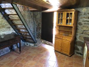 una camera con scala, lavandino e mobile in legno di Casa Pedragude. Turismo rural. a Pantón
