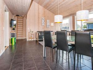 uma sala de jantar com mesa e cadeiras em Holiday home Ulfborg XXII em Ulfborg