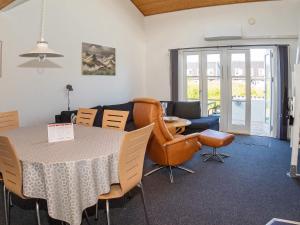 uma sala de estar com uma mesa e cadeiras e um sofá em Holiday home Vestervig XXXVIII em Vestervig