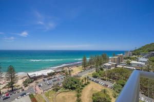 eine Luftansicht auf einen Strand und das Meer in der Unterkunft Burleigh Beach Tower in Gold Coast